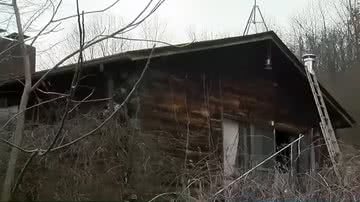 Imagem mostrando a casa onde os corpos foram encontrados - Divulgação/YouTube/19 News