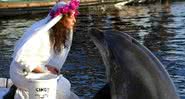 Sharon beija Cindy, seu marido golfinho - Divulgação / Sharon Tedler