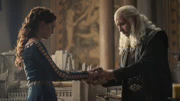 Emily Carey como Alicent Hightower e Paddy Considine como rei Viserys em “A Casa do Dragão” (2022) - Divulgação/HBO Max
