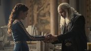 Emily Carey como Alicent Hightower e Paddy Considine como rei Viserys em “A Casa do Dragão” (2022) - Divulgação/HBO Max