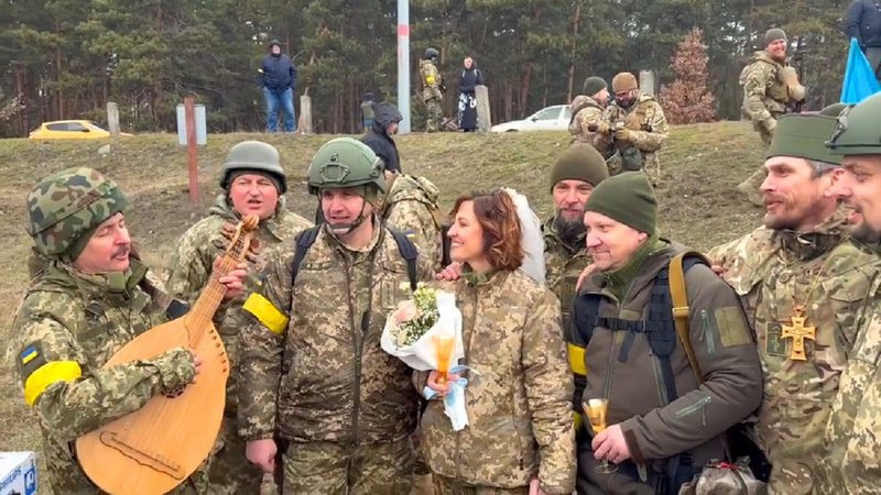 Casal de combatentes se casando na Ucrânia