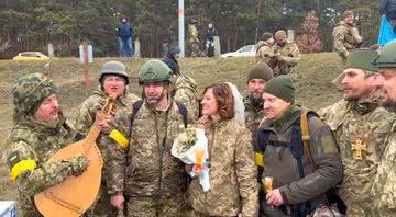 Casal de combatentes se casando na Ucrânia - Divulgação/ Arquivo Pessoal