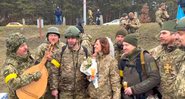 Casal de combatentes se casando na Ucrânia - Divulgação/ Arquivo Pessoal