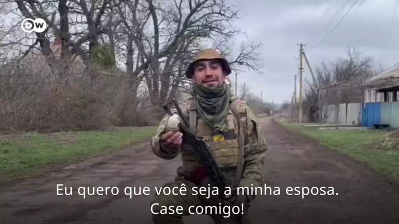 O soldado fazendo o pedido de casamento com o anel de granada