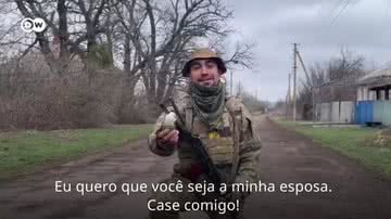 O soldado fazendo o pedido de casamento com o anel de granada - Divulgação/Vídeo/Deutsche Welle