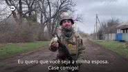 O soldado fazendo o pedido de casamento com o anel de granada - Divulgação/Vídeo/Deutsche Welle