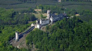 Fotografia aérea do Castelo Houska - Divulgação/ Wikimedia Commons/ Arquivo Pessoal/ Jan Sovka aka sovicka