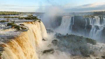 Fotografia aérea das Cataratas do Iguaçu - Foto por Mayra Villas Boas Francisco Zamulko pelo Wikimedia Commons