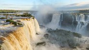 Fotografia aérea das Cataratas do Iguaçu - Foto por Mayra Villas Boas Francisco Zamulko pelo Wikimedia Commons
