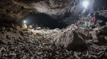 Ossos encontrados em caverna na Arábia Saudita - Divulgação/ Archaeological and Anthropological Sciences