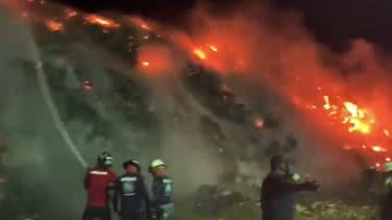 Bombeiros tentando conter o incêndio no lixão de Cerro Patacon, no Panamá - Reprodução / Youtube / Nex Noticias