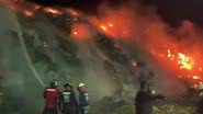 Bombeiros tentando conter o incêndio no lixão de Cerro Patacon, no Panamá - Reprodução / Youtube / Nex Noticias