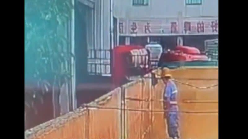 Imagem das câmeras de segurança do momento em que o funcionário urina na bebida - Reprodução/Vídeo/X/Sino_Market
