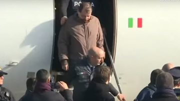 Cesare Battisti saindo de avião - Reprodução/vídeo/Youtube/Jovem Pan News