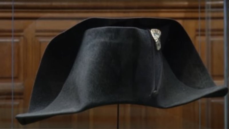 Um chapéu de Napoleão que está em leilão - Divulgação/Youtube
