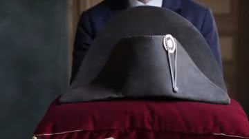 Chapéu que pertenceu a Napoleão e foi leiloado - Reprodução / Youtube / Osenat