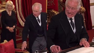 Charles III durante o vídeo que viralizou - Reprodução/Vídeo