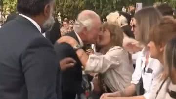 Mulher beija Charles III em entrada do Palácio de Buckingham - Divulgação/ Redes Sociais
