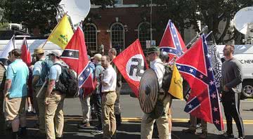 Manifestantes neonazistas na manifestação em Charlottesville em 2017 - Anthony Crider via Wikimedia Commons