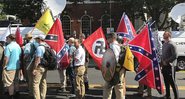 Manifestantes neonazistas na manifestação em Charlottesville em 2017 - Anthony Crider via Wikimedia Commons
