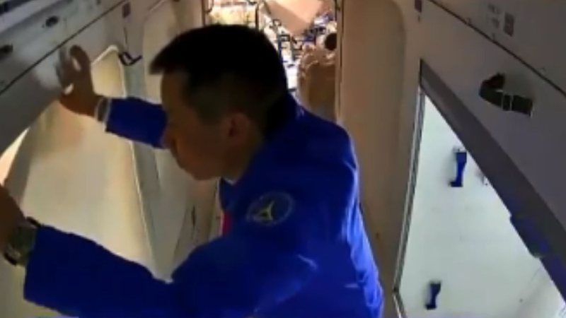 Astronauta chinês em missão espacial - Divulgação/Twitter/@globaltimesnews