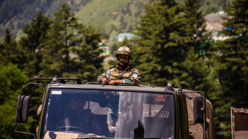 Tropas indianas e chinesas se enfrentando na disputada pela fronteira do Himalaia - Getty Images