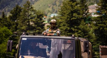 Tropas indianas e chinesas se enfrentando na disputada pela fronteira do Himalaia - Getty Images