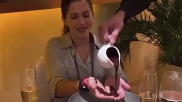 Garçom derramando calda de chocolate em cliente - Reprodução/Vídeo