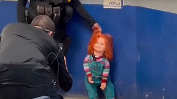 Chucky algemado em brincadeira dos policiais da delegacia - Divulgação/YouTube/GBNews