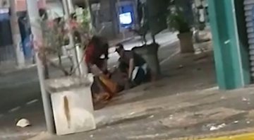 Imagem do ciclista sendo socorrido após o episódio - Divulgação/ Vídeo/ G1