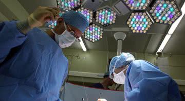 Cirurgiãos durante procedimento médico - Getty Images
