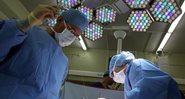Cirurgiãos durante procedimento médico - Getty Images