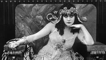 Theda Bara interpretando a última governante do Reino Ptolemaico do Egito em 'Cleopatra' (1917) - Reprodução/Fox Film Corporation