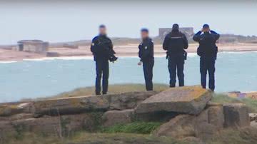 Policiais investigam pacotes de cocaína encontrados em praia na França - Reprodução/Vídeo