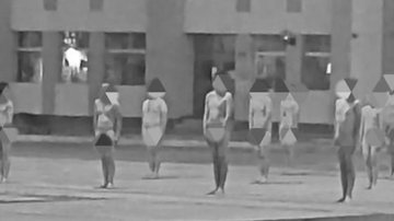 Imagem dos alunos sem roupa no pátio do colégio como forma de punição - Reprodução/Twitter/ticoinfo