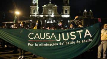 Ativistas manifestam para legalização do aborto na Colômbia - Divulgação/Instagram/Causajustaporelaborto/@alexarochi_