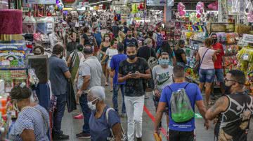 Mercadão de Madureira, no Rio de Janeiro, lotado durante pandemia em 2020 - Andre Coelho/Getty Images
