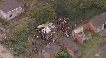 Imagem dos moradores em volta dos corpos encontrados no manguezal - Divulgação/ Vídeo/ Tv Globo