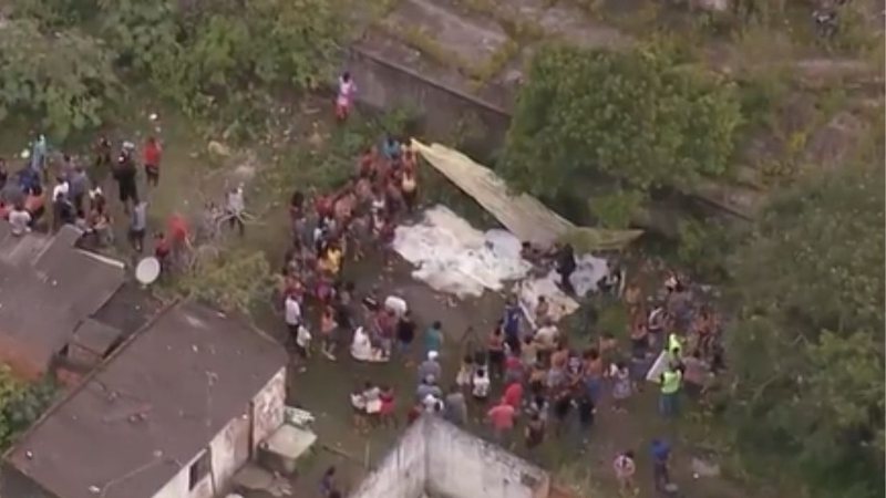 Moradores do Complexo do Salgueiro, em São Gonçalo, encontram corpos - Divulgação/Vídeo/g1