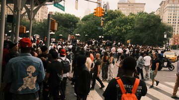 Imagem da multidão reunida em praça de Nova Iorque - Reprodução/Twitter/Snapped_By_Marv