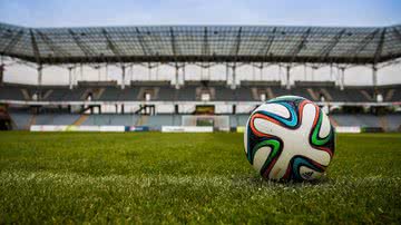 Imagem ilustrativa de campo de futebol - Foto de Michal Jarmoluk no Pixabay
