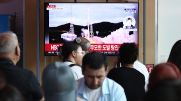Pessoas em Seul, capital da Coreia do Sul, acompanhando lançamento de foguete da Coreia do Norte - Getty Images