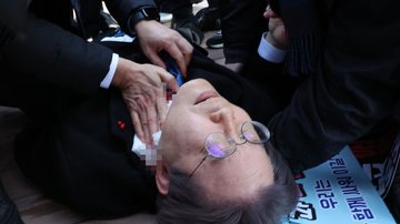 Lee Jae-myung após ser esfaqueado no pescoço - Getty Images