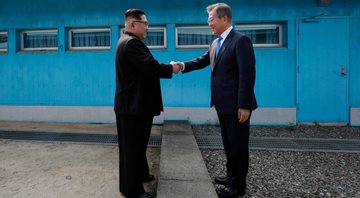 Líderes das duas Coreias se cumprimentam no local de divisão - Getty Images