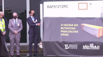 João Doria, e o secretário de Saúde de SP, Jean Gorinchteyn, apresentam doses - Divulgação / TV Globo