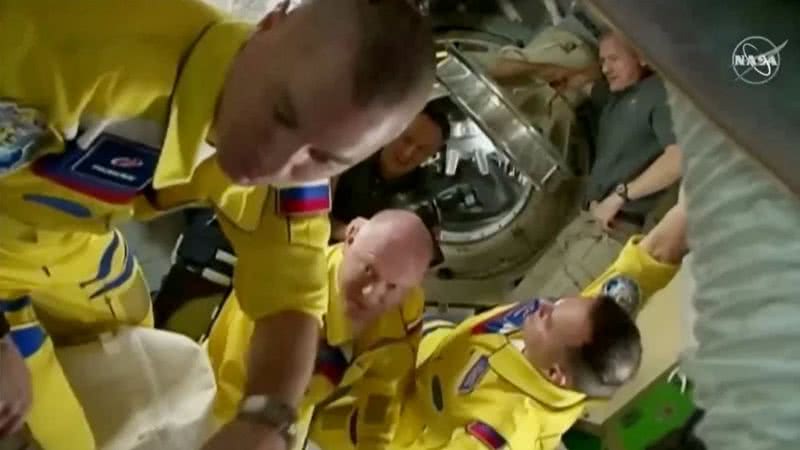 Cosmonautas com trajes amarelos e azuis