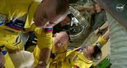 Cosmonautas com trajes amarelos e azuis - Divulgação / NASA