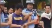 Homem sendo levado pela polícia após cometar ataque em creche na China - Divulgação/Twitter