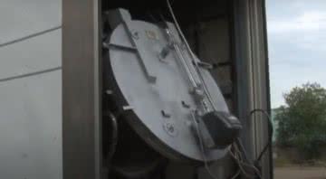 Registro de 2014 mostra como é uma máquina de ‘crematório móvel’ - Divulgação/Youtube/The Telegraph