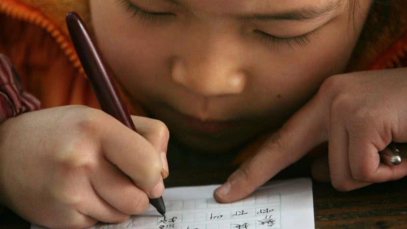 Imagem ilustrativa de criança estudando na China - Getty Images